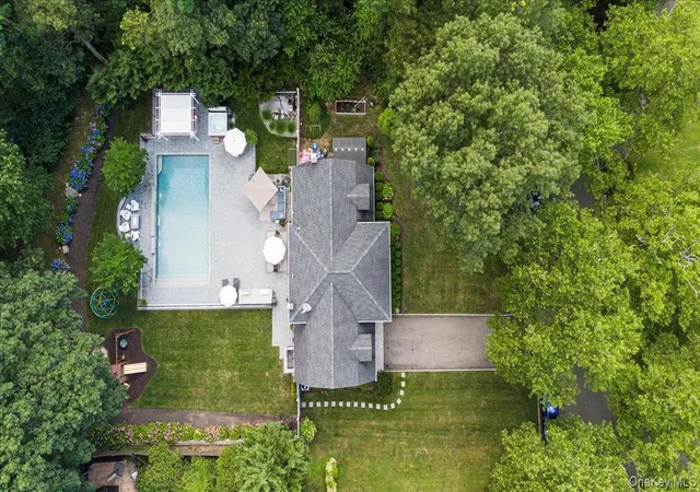 Photo 2 of Sale Pending at 8 Rochelle Ln, Smithtown, NY 11768 | MLS# 998058 | Listing updated on 2026-07-01