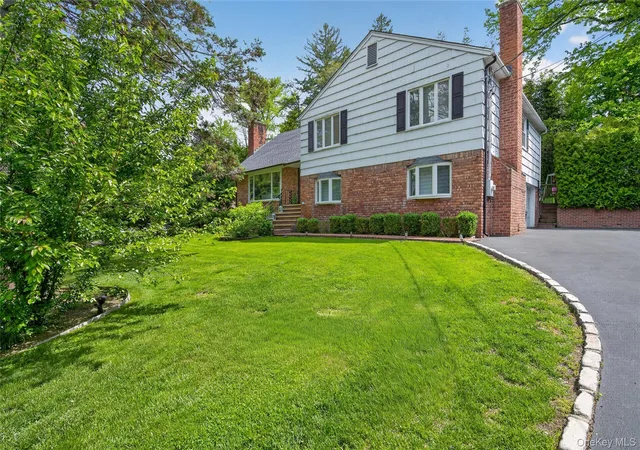 2nd image of 112 The Intervale, Roslyn, NY 11576 | MLS# 998111