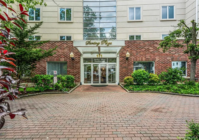 Photo 1 of Sale Pending at 171 Great Neck Rd #4R, Great Neck, NY 11021 | MLS# 998121 | Listing updated on 2026-09-15