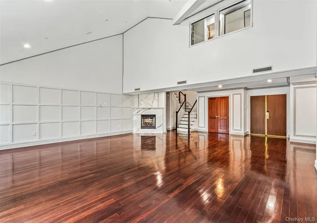 Photo 2 of Sale Pending at 171 Great Neck Rd #4R, Great Neck, NY 11021 | MLS# 998121 | Listing updated on 2026-09-15