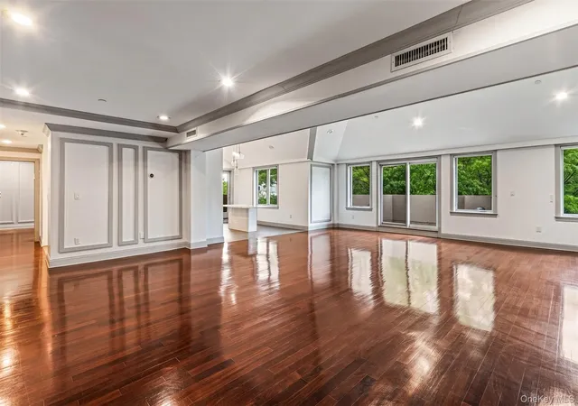 Photo 3 of Sale Pending at 171 Great Neck Rd #4R, Great Neck, NY 11021 | MLS# 998121 | Listing updated on 2026-09-15