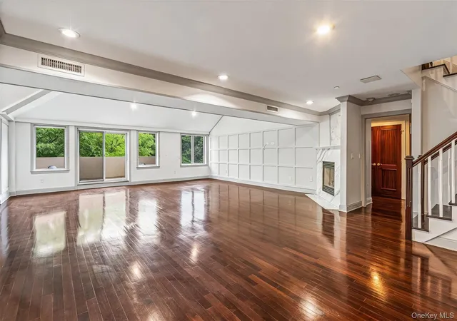 Listing Photo 4 - Condo for sale in building located at 171 Great Neck Rd, North Hempstead, NY 11021 - Unit #4R