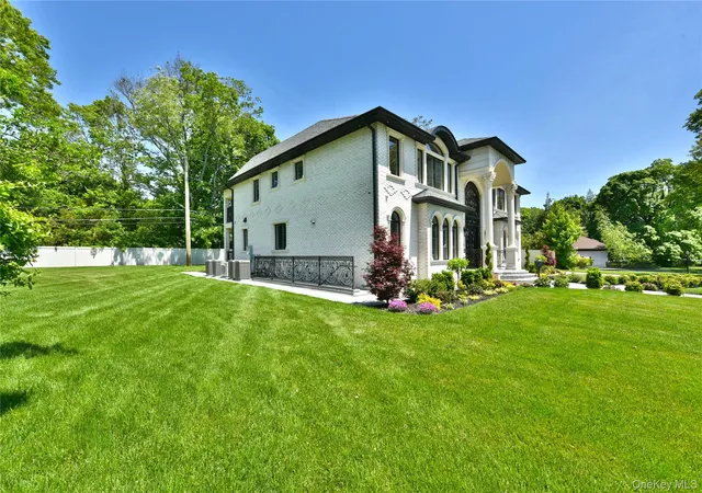 Photo 4 of Single family home for sale at 33 Parkway Dr, North Hempstead, NY 11577 | MLS# 998133 | Listing updated on 2026-08-30