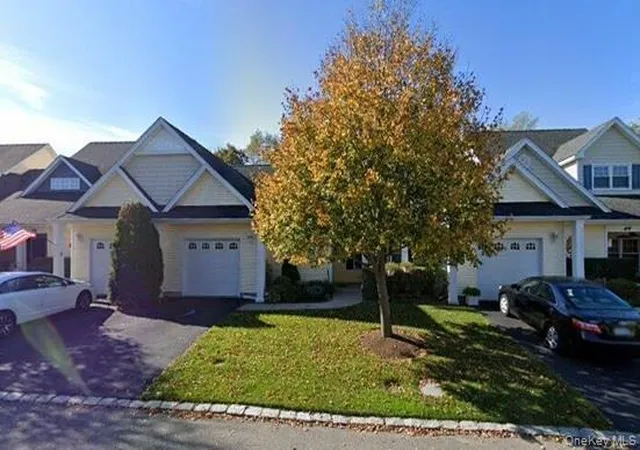 2nd image of 47 Stoneleigh Dr, Riverhead, NY 11901 | MLS# 998166