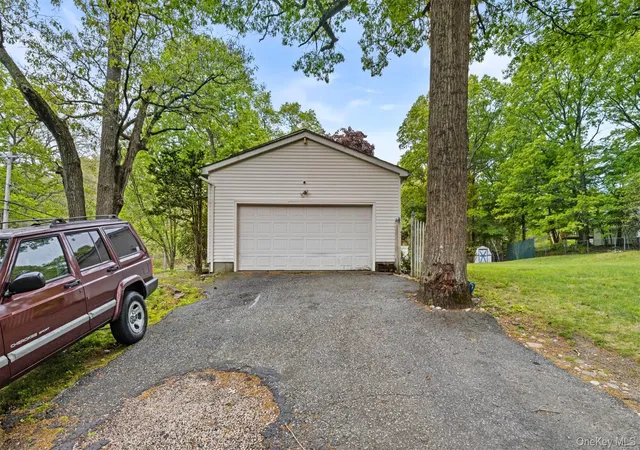 5th image of 62 W Bartlett Rd, Brookhaven, NY 11953 | MLS# 998184