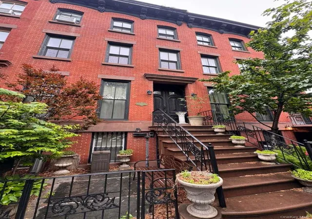 Photo 4 of Sale Pending at 185 Bergen St, Brooklyn, NY 11217 | MLS# 998203 | Listing updated on 2026-08-14