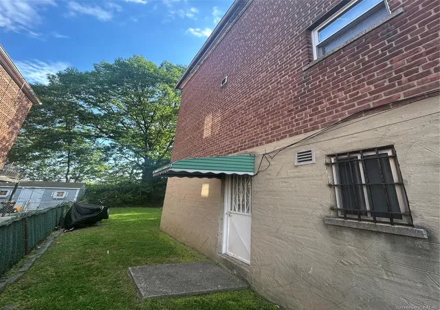 Photo 3 of Multi family home for sale at 914 E 211th Street, New York, NY 10469 | MLS# 998222 | Listing updated on 2026-08-23