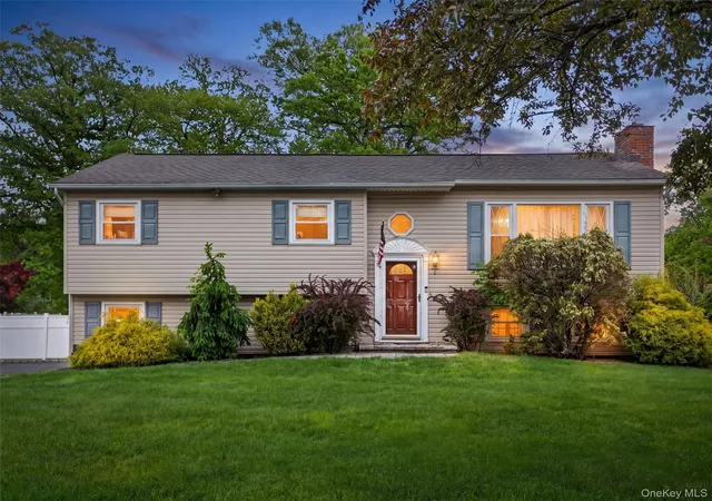 Homes for sale in Clarkstown, NY | 584 Babbling Brook Ln, Clarkstown, NY 10989 | MLS# 998247