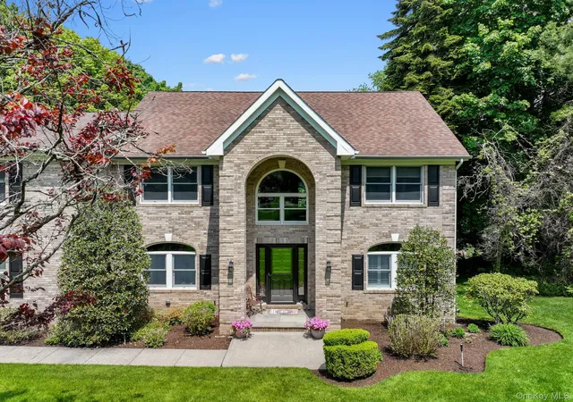 Photo 5 of Sale Pending at 8 Drake Ln, White Plains, NY 10607 | MLS# 998258 | Listing updated on 2026-05-27