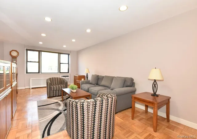 3rd image of 4 Birchwood Ct #1N, Hempstead, NY 11501 | MLS# 998325