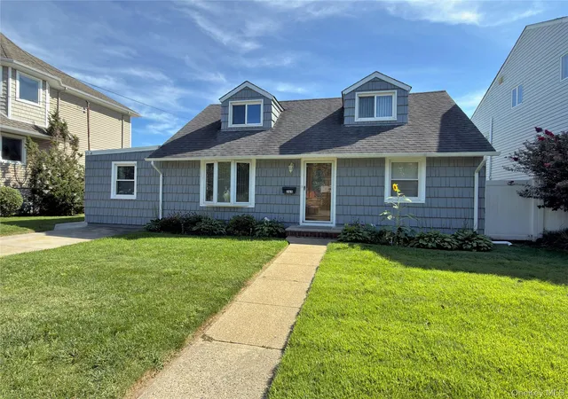 Photo 1 of Single family home for sale at 265 W Windsor Pkwy, Oceanside, NY 11572 | MLS# 998412 | Listing updated on 2026-10-02