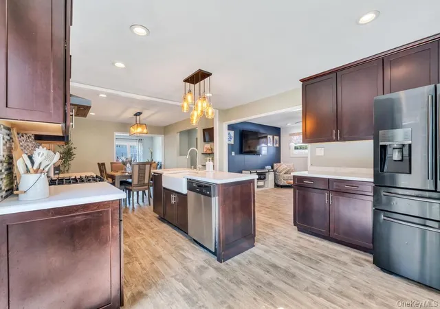 Photo 3 of Sale Pending at 33 Peachtree Ln, Hicksville, NY 11801 | MLS# 998420 | Listing updated on 2026-08-18