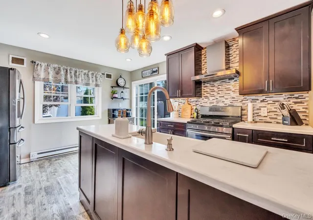 Photo 4 of Sale Pending at 33 Peachtree Ln, Hicksville, NY 11801 | MLS# 998420 | Listing updated on 2026-08-18