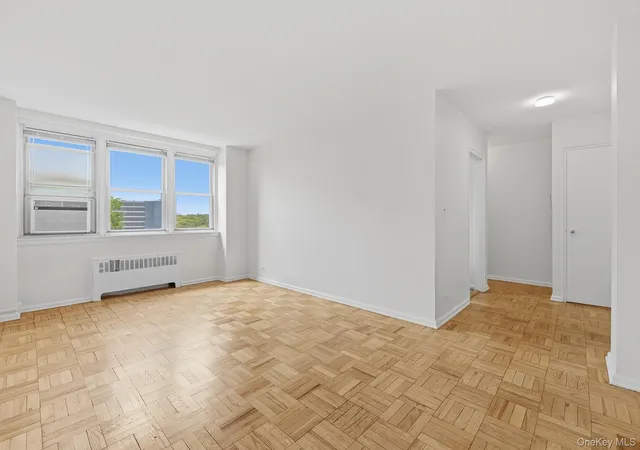 2nd image of 25 Knolls Crescent #4M, Bronx, NY 10463 | MLS# 998421