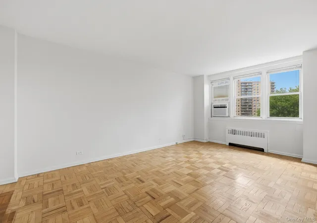 4th image of 25 Knolls Crescent #4M, Bronx, NY 10463 | MLS# 998421