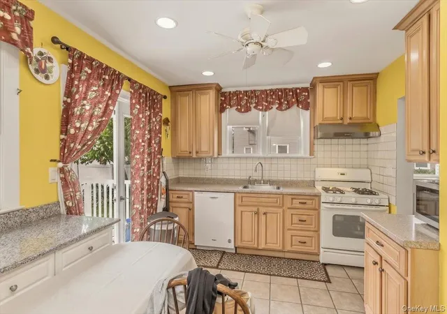 Listing Photo 5 - Condo for sale in building located at 38 Wood St, Hempstead, NY 11563