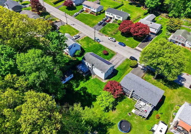 Photo 4 of Sale Pending at 264 Buttonwood Ave, Cortlandt Manor, NY 10567 | MLS# 998575 | Listing updated on 2026-07-16