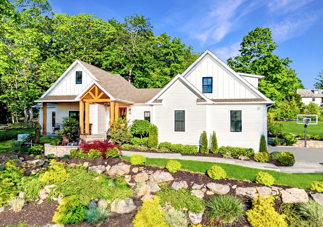 Photo 1 of Sale Pending at 40 Hamilton Dr, New Castle, NY 10514 | MLS# 998577 | Listing updated on 2026-09-16