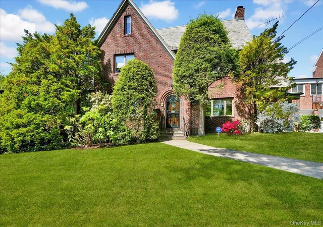 2nd image of 184 Commonwealth Ave, Mount Vernon, NY 10552 | MLS# 998647
