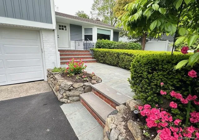 2nd image of 8 White Oak Dr, North Hempstead, NY 11050 | MLS# 998811