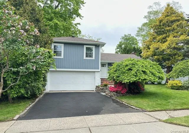 3rd image of 8 White Oak Dr, North Hempstead, NY 11050 | MLS# 998811