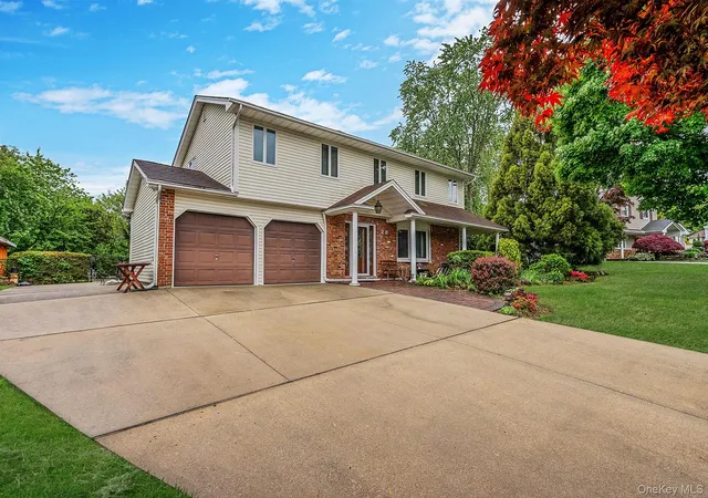 2nd image of 28 Manchester Blvd, Babylon, NY 11798 | MLS# 998961