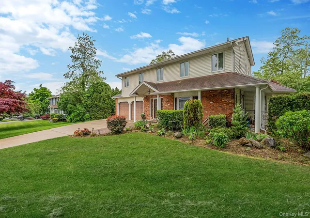 3rd image of 28 Manchester Blvd, Babylon, NY 11798 | MLS# 998961