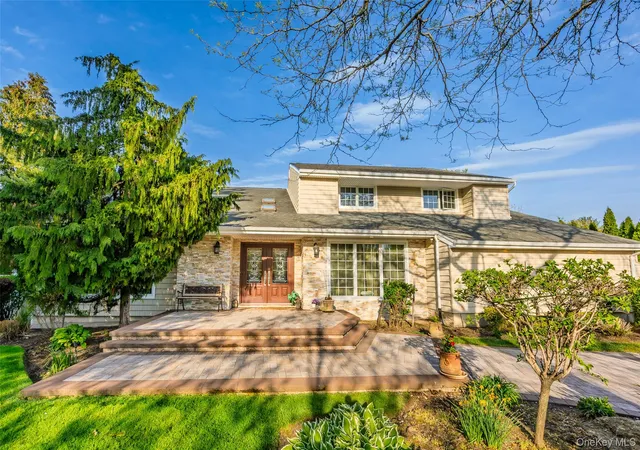 3rd image of 16 Cabriolet Ln, Melville, NY 11747 | MLS# 998983
