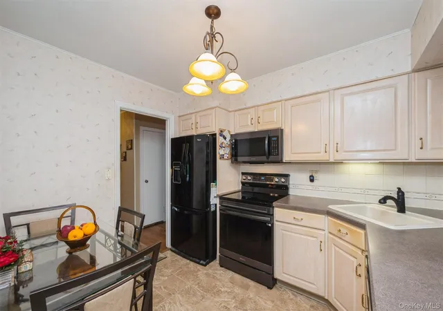 5th image of 361 Spruce Ln, Hempstead, NY 11554 | MLS# 999022