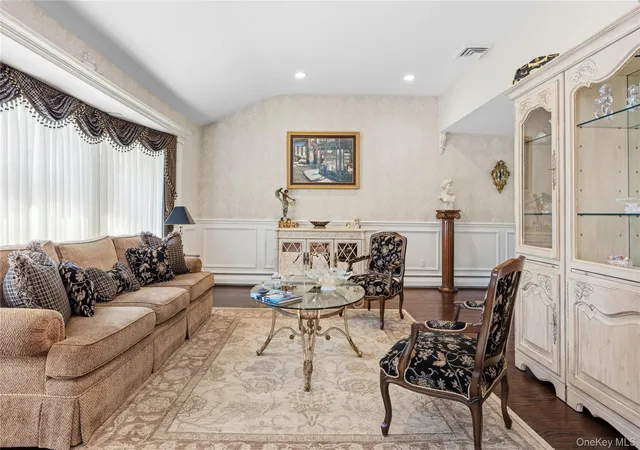 5th image of 77 Lake Dr, New Hyde Park, NY 11040 | MLS# 999031