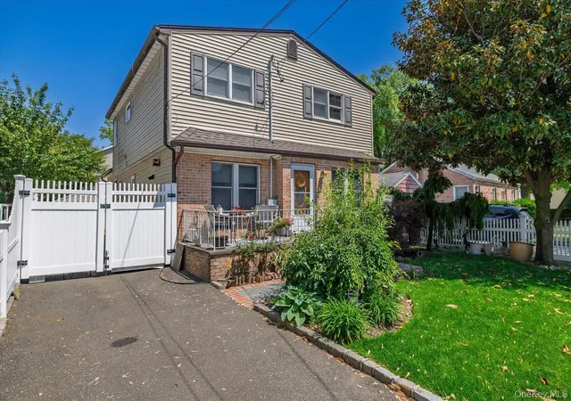 1st image of 212 Gordon Ave, North Hempstead, NY 11590 | MLS# 999055