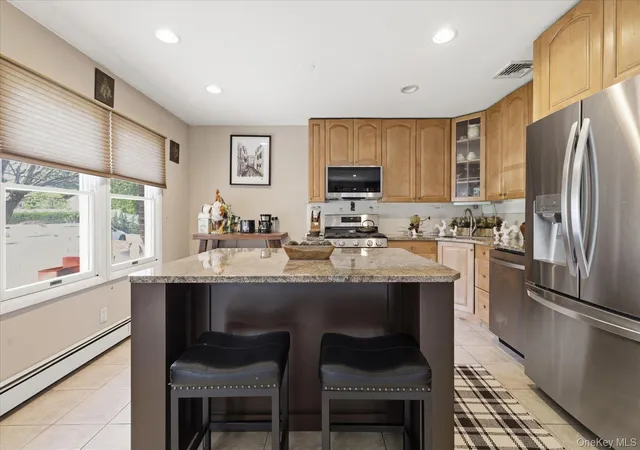 4th image of 212 Gordon Ave, North Hempstead, NY 11590 | MLS# 999055