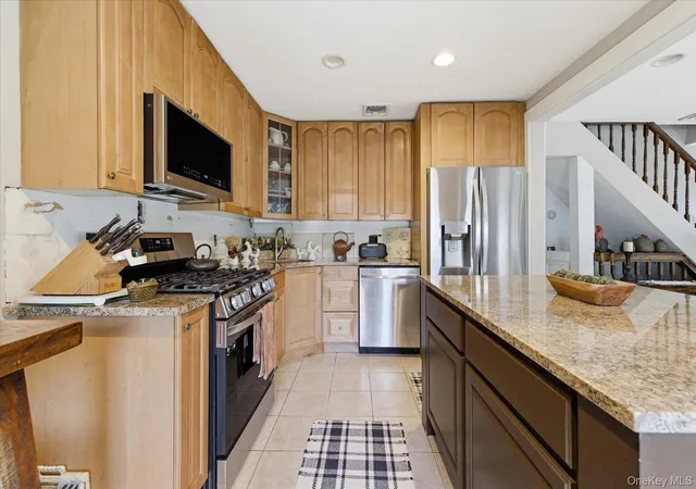 5th image of 212 Gordon Ave, North Hempstead, NY 11590 | MLS# 999055