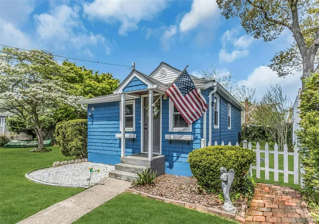 2nd image of 71 Paprocki Ave, West Islip, NY 11795 | MLS# 999103