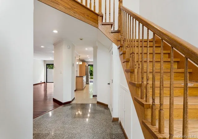 2nd image of 41 E View Ct, Oyster Bay, NY 11753 | MLS# 999123