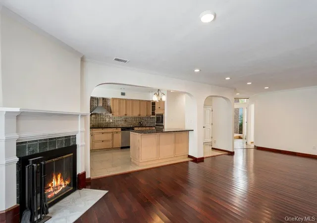 3rd image of 41 E View Ct, Oyster Bay, NY 11753 | MLS# 999123
