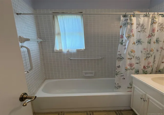 2nd image of 270-08 81st Ave, New Hyde Park, NY 11040