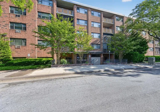 Homes for sale in North Hempstead, NY | 100 Clinton Ave #2Y, North Hempstead, NY 11501 | MLS# 999230