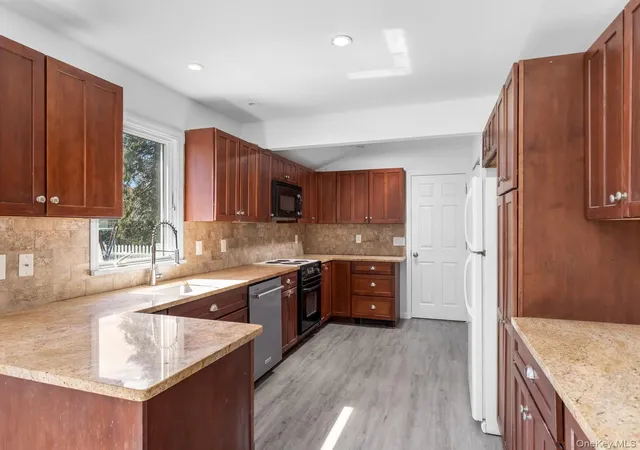 4th image of 27 Madison St, Greenport, NY 11944 | MLS# 999238