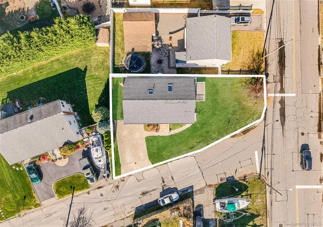 34th image of 4 Bay Pl, Lindenhurst, NY 11757 | MLS# 999254