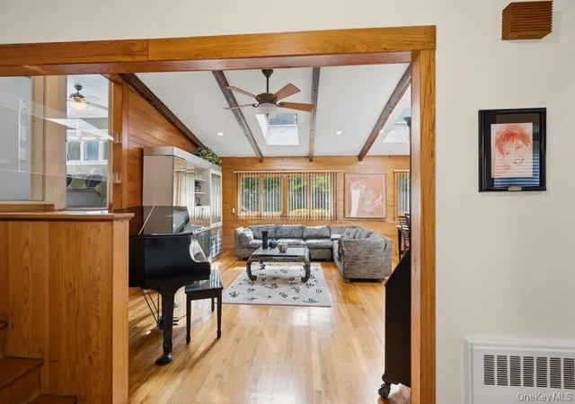3rd image of 8 Pasadena Dr, Oyster Bay, NY 11803 | MLS# 999295
