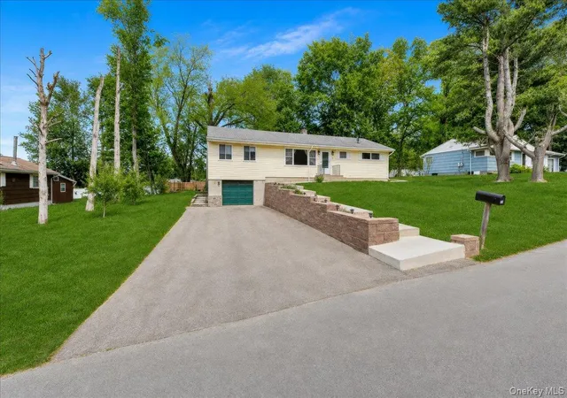 3rd image of 12 Elizabeth Ln, New Windsor, NY 12553 | MLS# 999345
