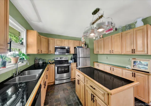 5th image of 12 Elizabeth Ln, New Windsor, NY 12553 | MLS# 999345