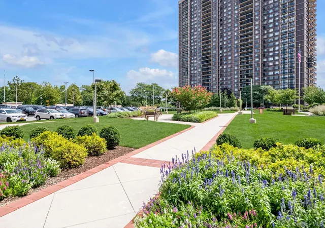 Listing Photo 2 - Condo for sale in building located at 271-10 Grand Central Pkwy, New York, NY 11005 - Unit #29V
