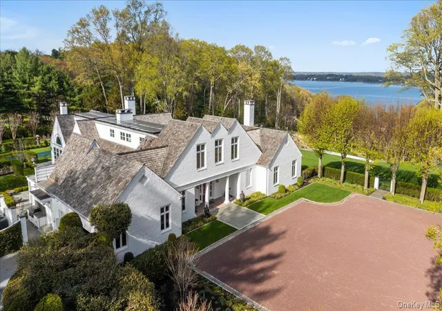 Single family home for sale at 233 Cleft Rd, Mill Neck, NY 11765 | MLS# 999427