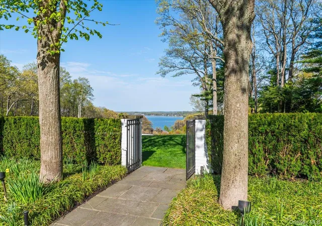 Photo 4 of Single family home for sale at 233 Cleft Rd, Mill Neck, NY 11765 | MLS# 999427 | Listing updated on 2026-05-16
