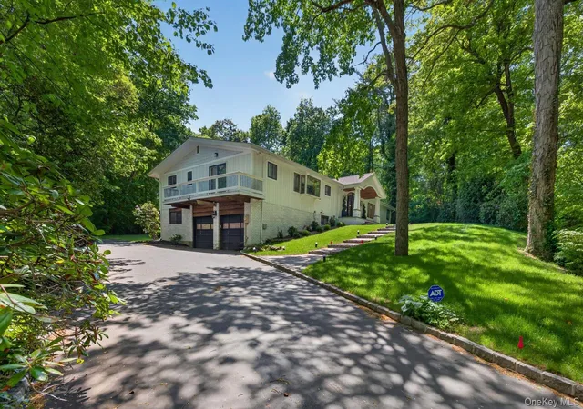 38th image of 18 W Mall Dr, Huntington, NY 11743 | MLS# 999529