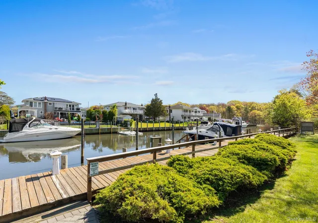 3rd image of 1 Fairwind Ct, Oakdale, NY 11769 | MLS# 999539
