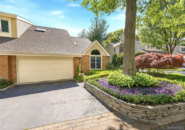 3rd image of 31 Willow Ridge Dr, Smithtown, NY 11787 | MLS# 999550