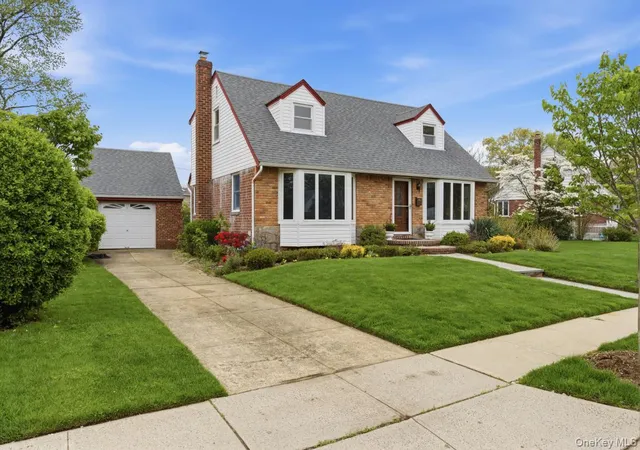 3rd image of 34 Park Cir W, New Hyde Park, NY 11040 | MLS# 999705